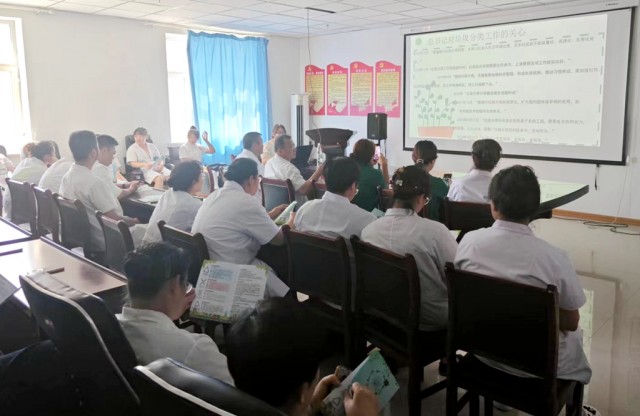 石河子市垃圾分類專班在天健醫(yī)院進(jìn)行垃圾分類宣傳.jpg