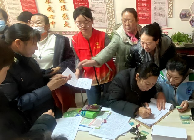 為居民辦理垃圾分類積分兌換IC卡.jpg